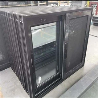 Ventanas con marco de metal negro