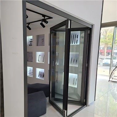 Puertas y ventanas de aluminio con doble acristalamiento.