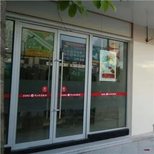 la puerta de cristal